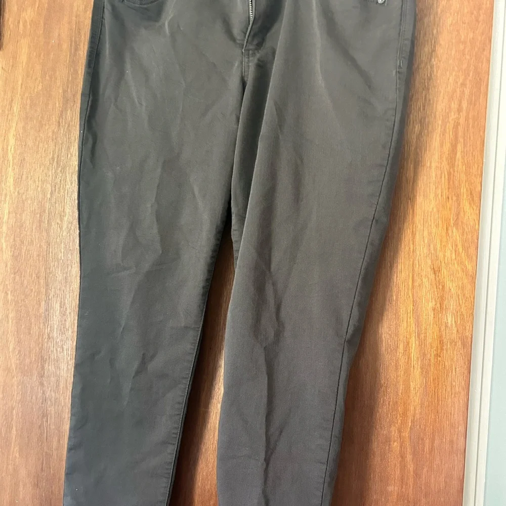 Democracy Black Jeans with Solid Color Design - Picture 2 of 3
